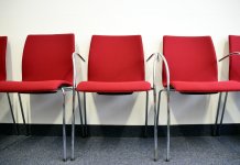 Meble do poczekalni a mikroklimat relacji – jak przestrzeń wpływa na jakość kontaktu lekarz-pacjent? beutysystem - meble do poczekalni lekarskiej 3.jpg