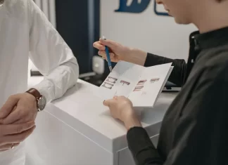 Jak wybrać ladę wystawienniczą do różnych typów wydarzeń easystand.pl - 145-jak-wybrac-lade-wystawiennicza-do-roznych-typow-wydarzen.webp